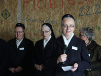 Sr. M. Isabell begrüßt die Gäste